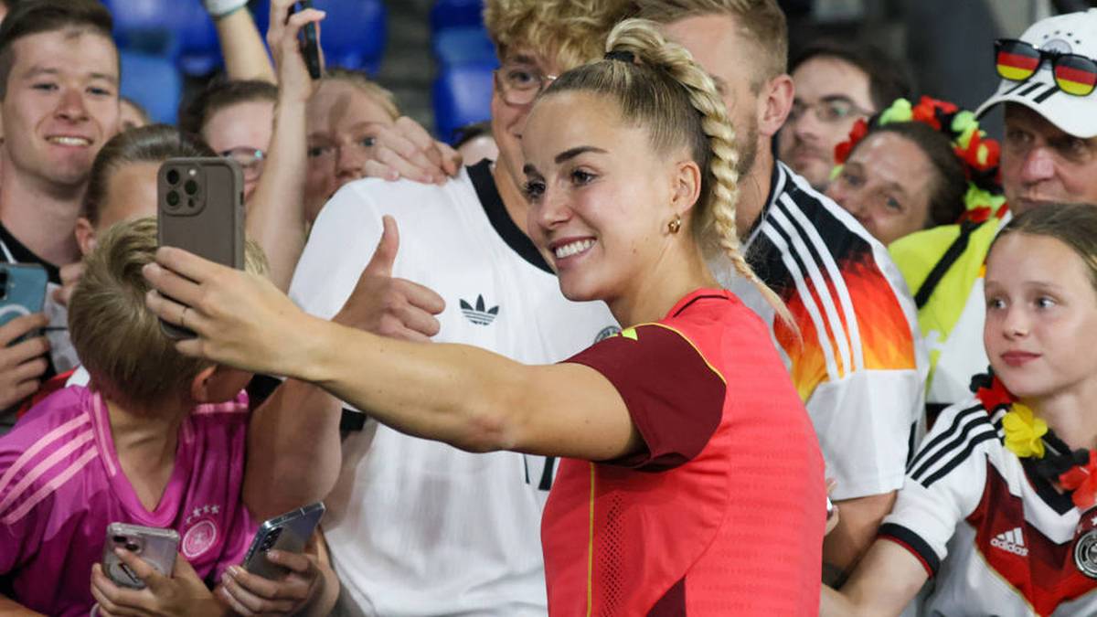 Sie riss sich im ersten EM-Spiel gegen Polen (2:0) das Innenband im linken Knie und ist trotzdem das Aushängeschild: Giulia Gwinn. Die 26-Jährige ist Kapitänin, Social-Media-Star und Buchautorin. 700.000 Followern zählt sie auf Instagram. 