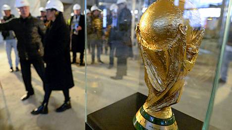Der WM-Pokal auf der Baustelle des FIFA-Museums