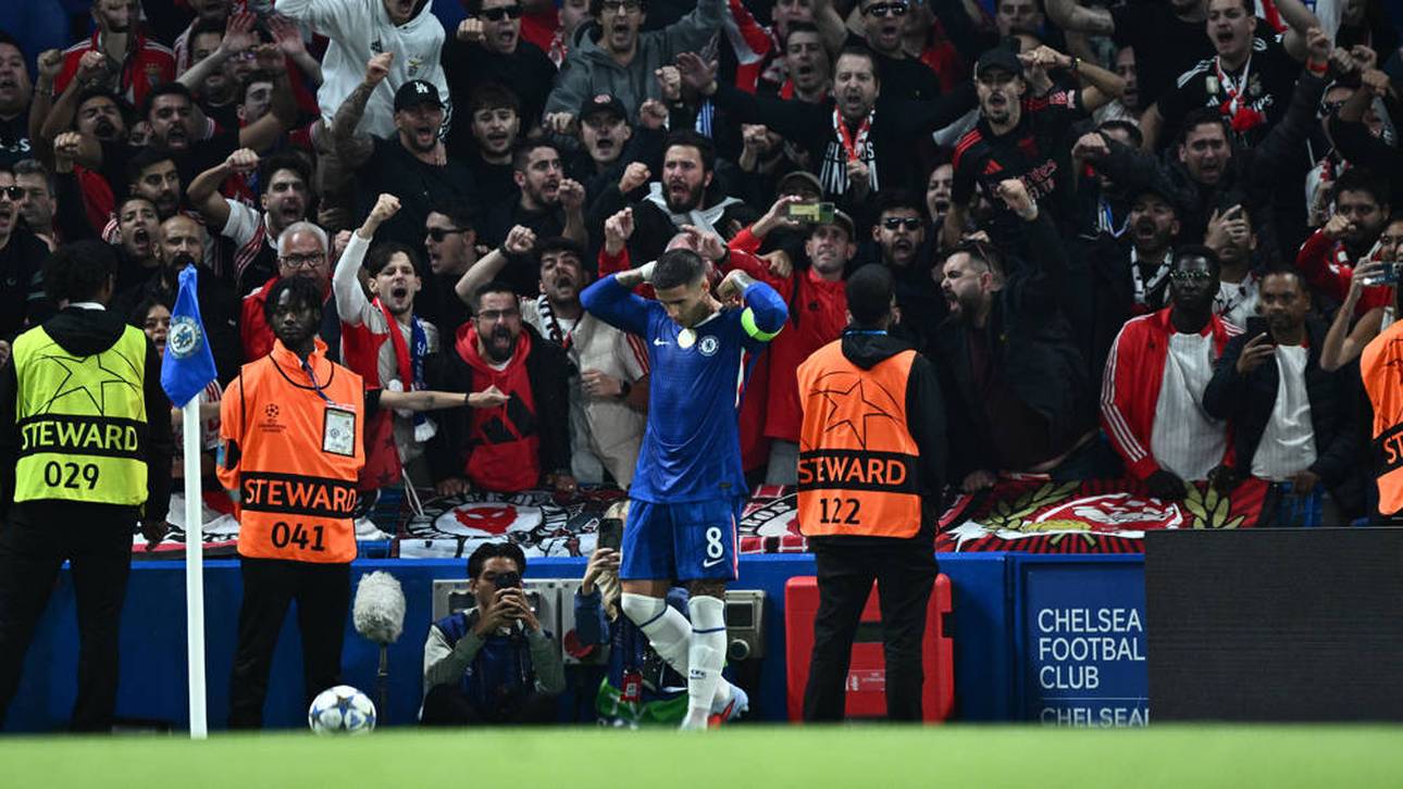 Enzo Fernández wird bei einer Ecke mit Gegenständen beworfen 