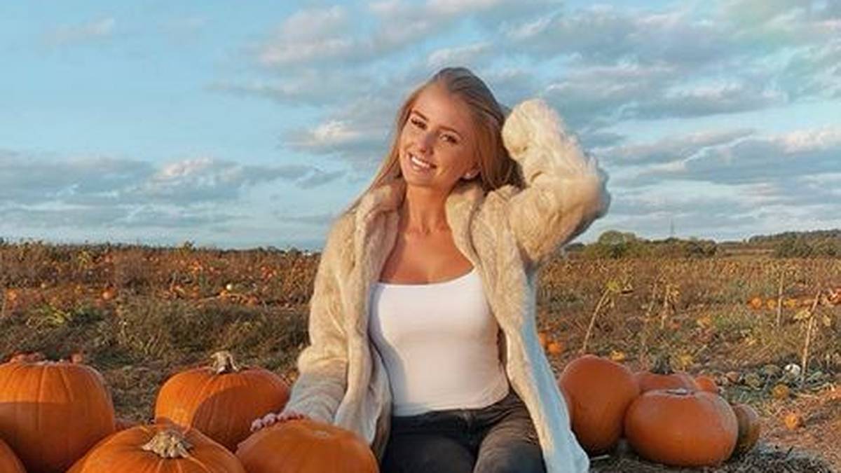 Bernd Lenos Verlobte Sophie genießt den Herbst und posiert umgeben von Kürbissen