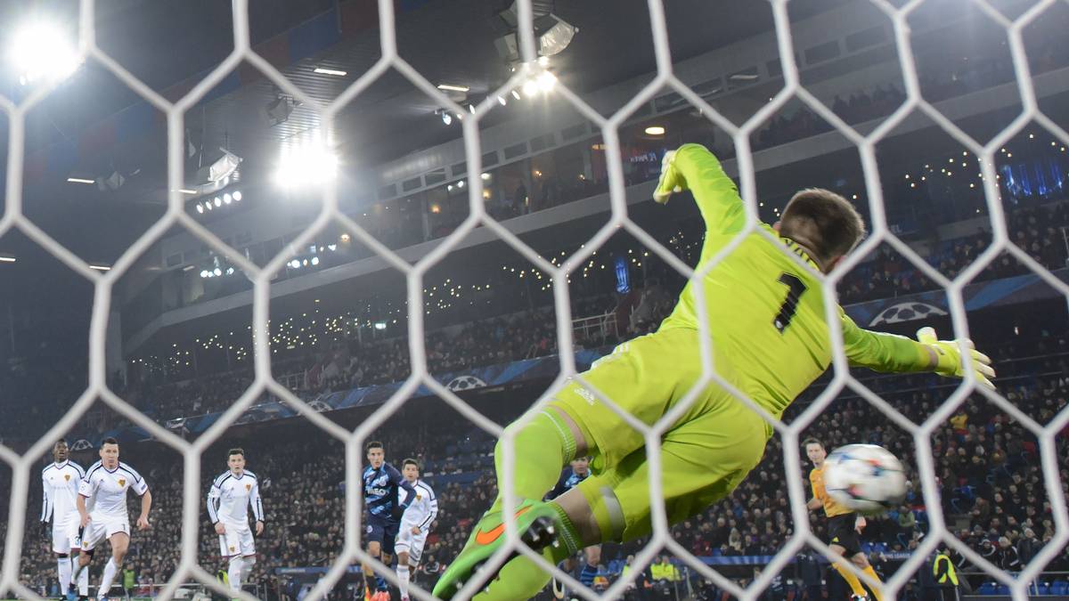 Der Ausgleich fällt per Elfmeter, Basels Torwart Tomas Vaclik hat keine Chance gegen Danilos Schuss