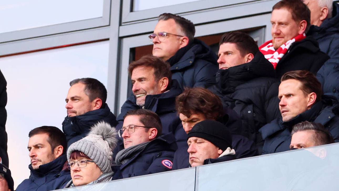 Jürgen Klopp (m.) wird am Dienstag offiziell bei Red Bull vorgestellt