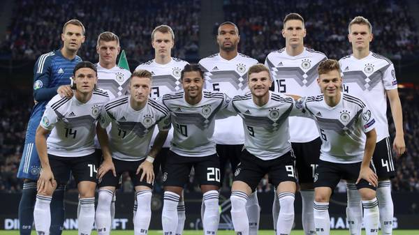 HAMBURG, GERMANY - SEPTEMBER 06: The Germany players, first row (L-R): Nico Schulz, Marco Reus, Serge Gnabry, Timo Werner, Joshua Kimmich, second row (L-R): Manuel Neuer, Toni Kroos, Lukas Klostermann, Jonathan Tah, Niklas Suele and Matthias Ginter pose for a team photo prior to the UEFA Euro 2020 qualifier match between Germany and Netherlands at Volksparkstadion on September 06, 2019 in Hamburg, Germany. (Photo by Alex Grimm/Bongarts/Getty Images)