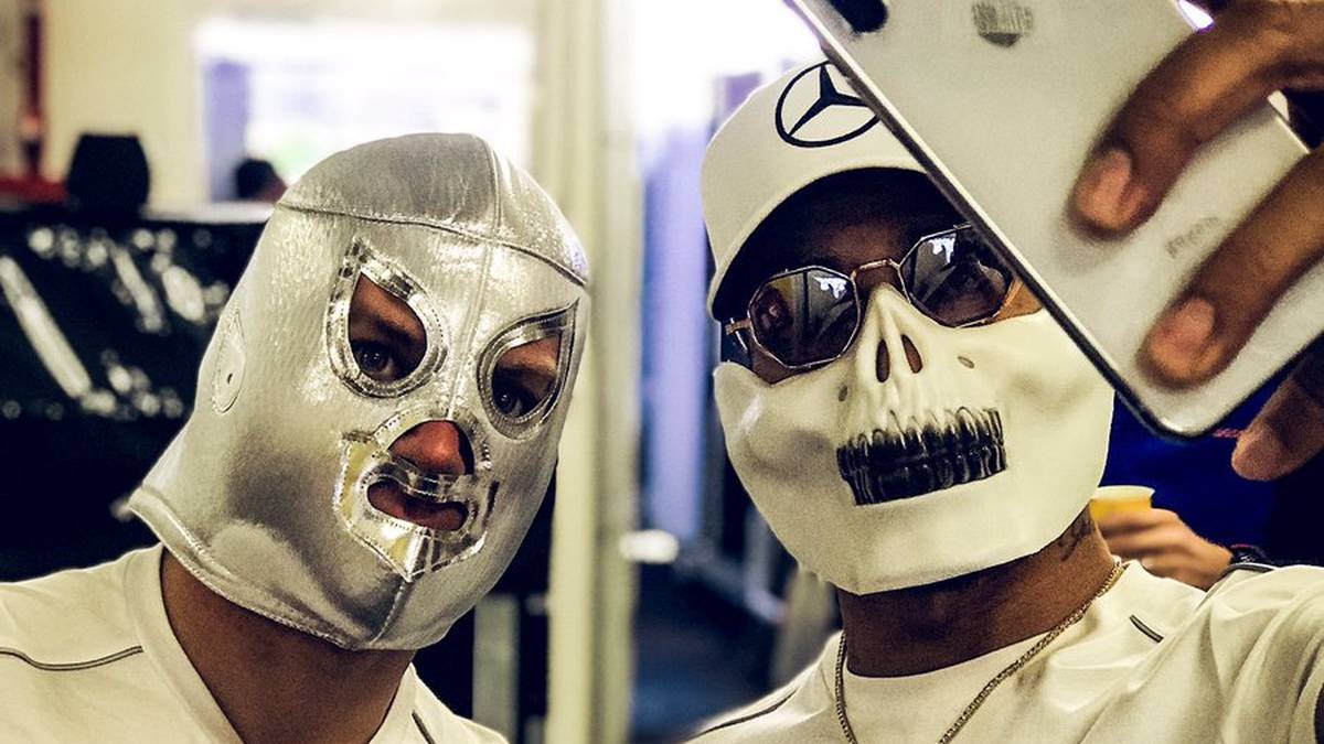 Der Brite posiert vor dem Start mit Teamkollege Valtteri Bottas mit einer mexikanischen Totenkopfmaske. In Mexiko steht nächste Woche (02.11.) mit dem Tag der Toten einer der wichtigsten Feiertage an