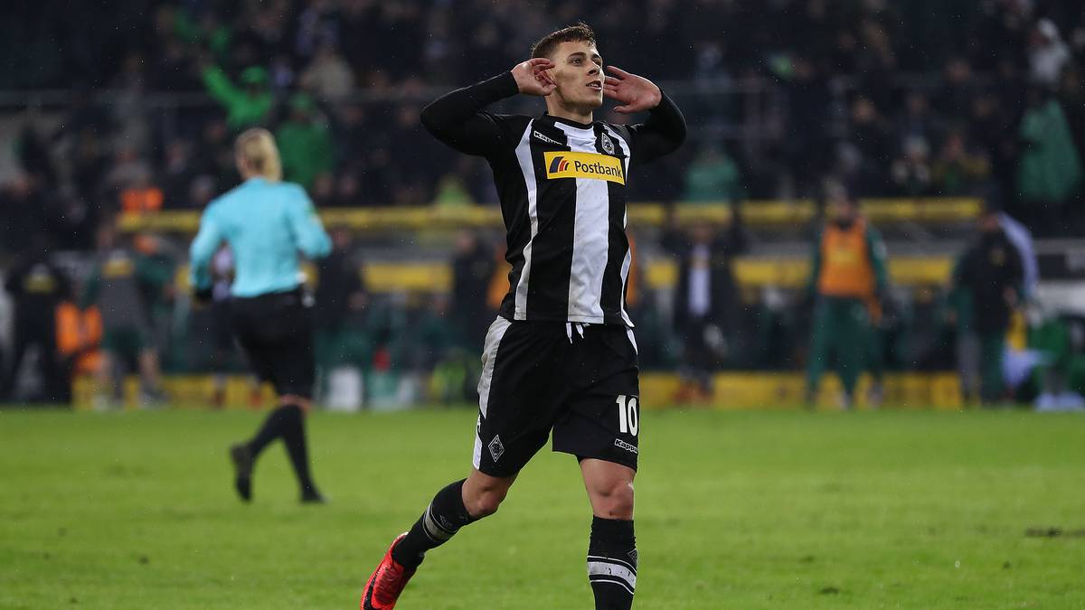 Direkt dahinter lauert die Gladbacher Borussia auf Platz vier: Thorgan Hazard macht nach einem Konter in der Nachspielzeit mit dem 2:0 gegen Augsburg den Sack zu