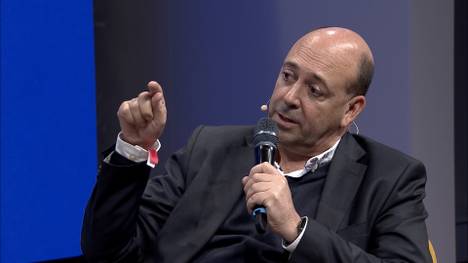 Fernando Carro, CEO von Bayer 04 Leverkusen, erklärt das Finanzkonzept vom FC Barcelona und wütet über die deutsche Finanzpolitik im Fußball.