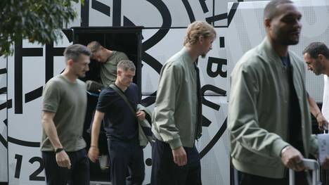 Vor dem Nations-League-Halbfinale gegen Portugal trifft die DFB-Elf in München ein. Die Spieler nehmen sich bei der Ankunft auch Zeit für die wartenden Fans.