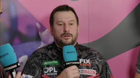 Jonny Clayton spricht nach seinem Sieg über WM-Debütant Andreas Harrysson über Nervosität und den entscheidenden Satz in dieser Partie.