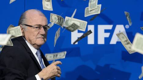 Sepp Blatter wurde von Simon Brodkin mit Geld beworfen