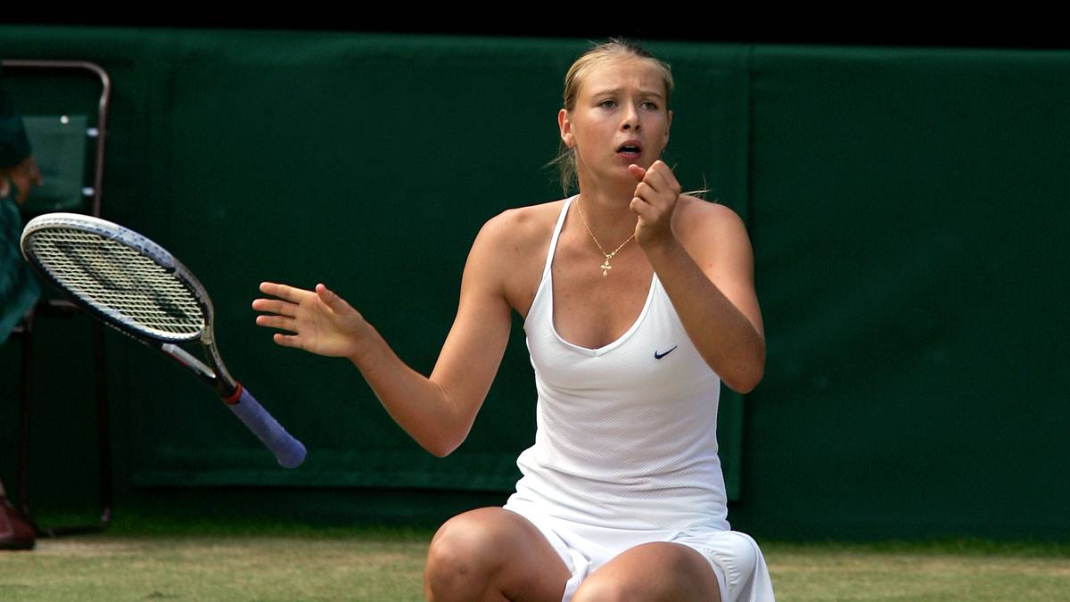 Alles beginnt hier: Am 4. Juli 2004 schlägt Maria Sharapova die US-Amerikanerin Serena Williams und krönt sich zur Königin von Wimbledon. Es ist eines der bemerkenswertesten Ereignisse der Tennis-Geschichte
