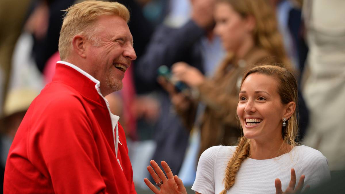 Und wieder siegt sein Schützling. Becker (l.) und Jelena Djokovic (r.) nach dem Finalsieg gegen Federer. Die anfänglichen Schwierigkeiten sind schnell vergessen und in Jahr zwei ist der Djoker fast nicht zu schlagen - auch dank Becker