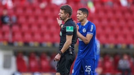 Patrick Ittrich stand beim Schalke-Spiel gegen Mainz häufig im Mittelpunkt