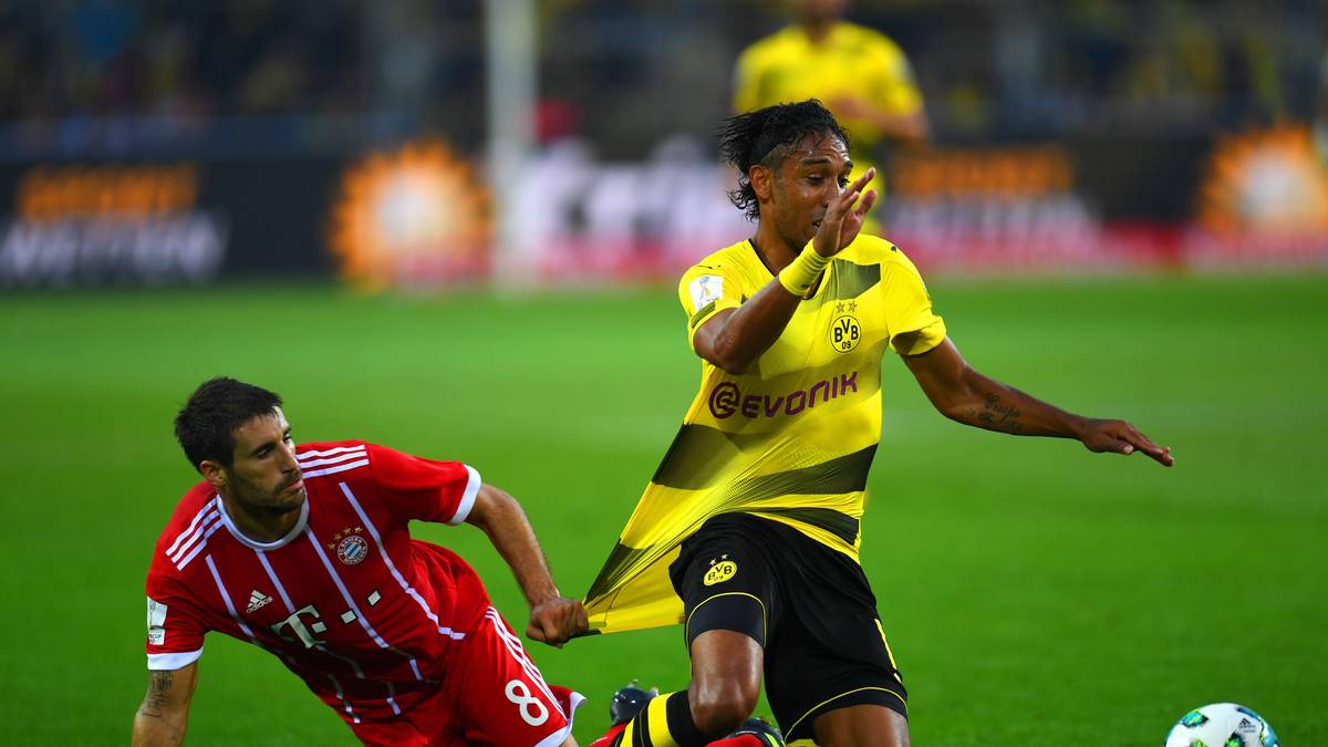 Es ist ein Kampf um jeden Meter. Pierre-Emerick Aubameyang streitet sich mit Javi Martinez um das runde Leder. Martinez muss kurz darauf verletzt ausgewechselt werden. Der Spanier ist damit schon der achte angeschlagene Bayern-Star. Für ihn ist es ein Abend zum Vergessen