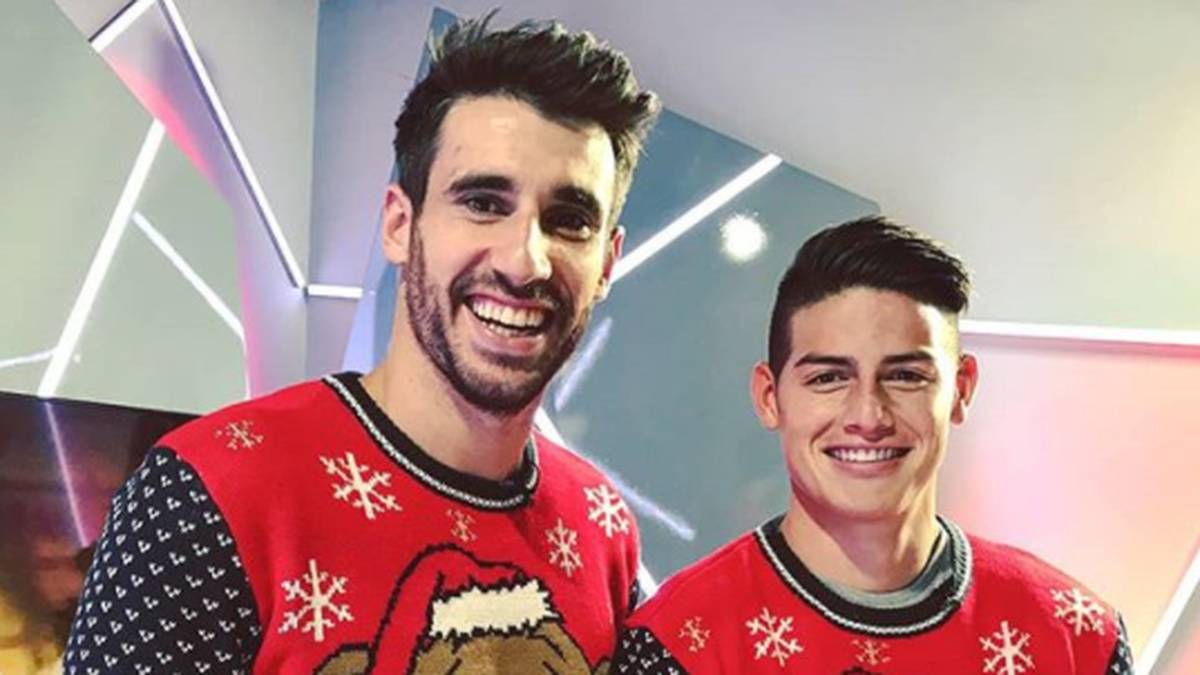 ... während Javi Martinez und James Rodriguez die neuen FCB-Weihnachtspullis anprobieren