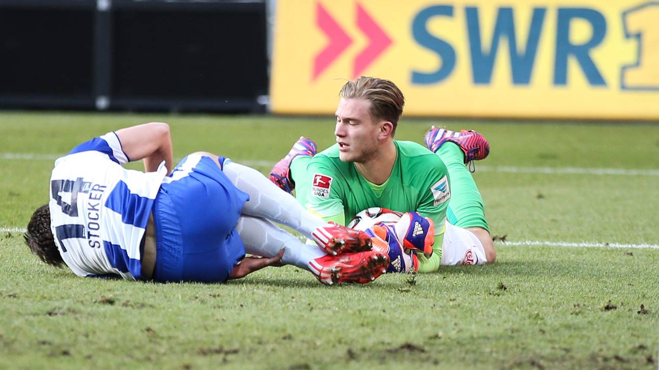 Loris Karius nach dem Foul an VValentin Stocker im Spiel Mainz 05 gegen Hertha BSC