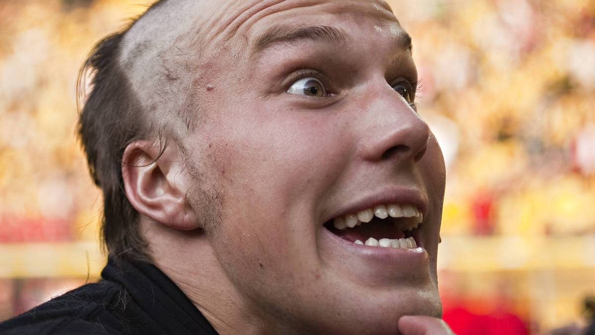 Lange musste er unter dem Verschnitt nicht leiden. Schon am Abend kam Großkreutz mit kahlem Schädel zur Meisterfeier