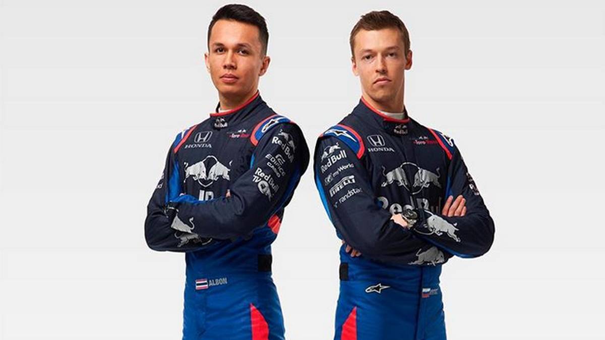 Allerdings wirkt der Bolide bei den Leitblechen und den Flügeln noch sehr einfach gehalten. Hier werden die Ingenieure wohl bis Melbourne noch ein paar Tricks auf Lager haben. Zumindest werden das die Piloten Daniil Kwjat (r.) und Alexander Albon hoffen