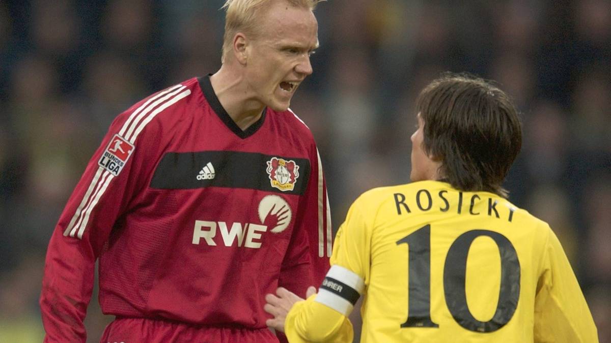 CARSTEN RAMELOW: 12 Jahre lang für Bayer im Einsatz, unverzichtbar für die Werkself. Der hellblonde Arbeiter absolviert über 400 Spiele für Leverkusen und hält seinen Nebenmännern im Mittelfeld den Rücken frei. Wird 2002, wie viele seiner Teamkollegen, Vize-CL-Sieger und Vize-Weltmeister