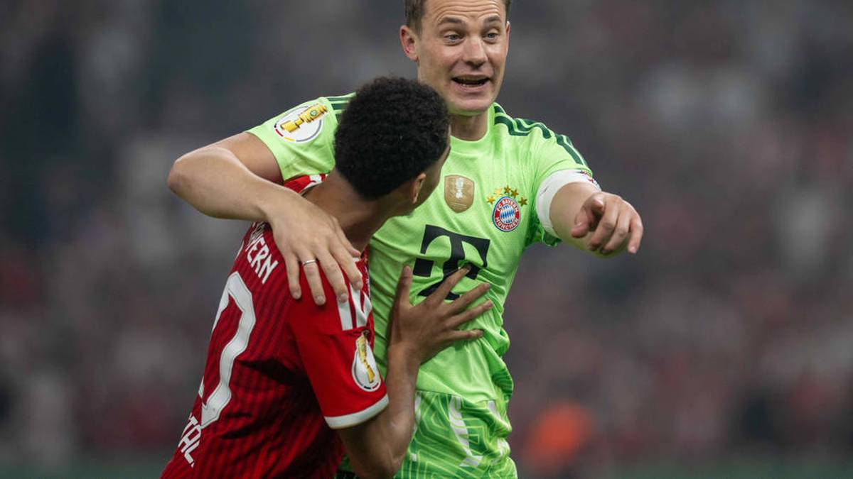 Manuel Neuer ist bei der Feier nach dem Spiel dann auch wieder mittendrin