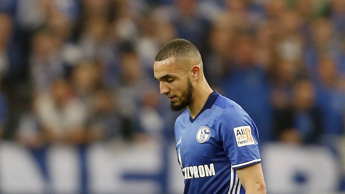 Kein harter Schlag und Stindl fällt zu theatralisch - aber eben doch eine Tätlichkeit und damit Rot für den Schalker