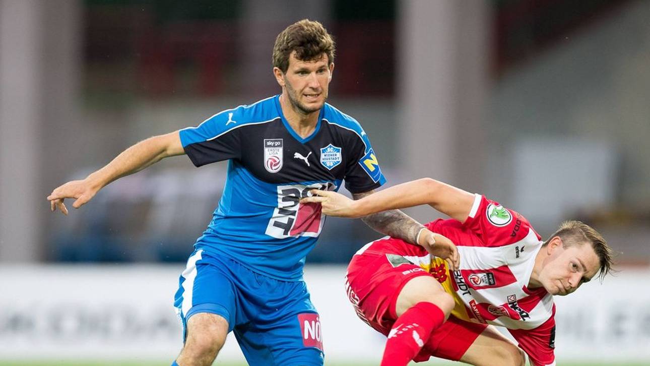 An seiner linken Hand trägt Andreas Schicker (l.) seit einem tragischen Unfall im Jahr 2014 eine Prothese