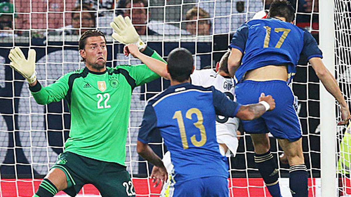 ROMAN WEIDENFELLER (ab 46.): War keine zwei Minuten auf dem Platz, da sah der BVB-Keeper schon unglücklich aus, als Federico Fernandez am langen Pfosten einköpfen konnte. Auch sonst in manchen Szenen ungewohnt unsicher. SPORT1-NOTE: 4,5
                  
                  
                  
                  
                  
                  
                  
                  