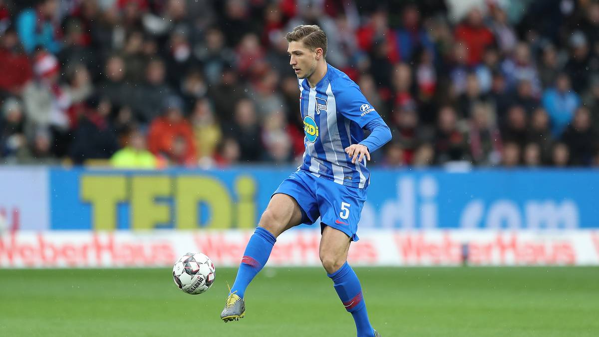 Jetzt wo sich die Reihen lichten, könnte der Herthaner womöglich wieder ein Thema werden, auch wenn er sich derzeit noch von den Folgen eines Außenbandanrisses im Sprunggelenkt erholt. Mit 1,90 Metern Körpergröße hat der Mittelfranke Gardemaß und könnte eine Alternative zu Süle sein