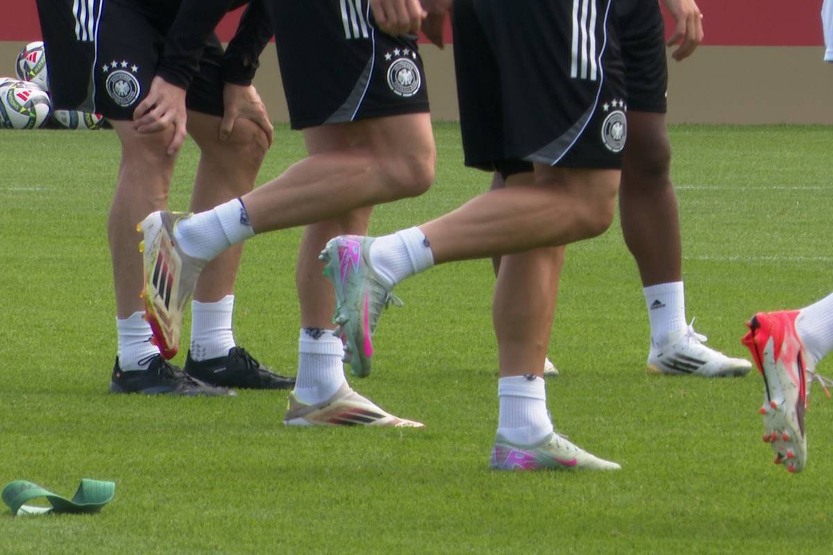 Einige Nationalspieler überraschen im Trainingslager mit umgeklappten Socken. Aberglaube? Ein neuer Modetrend? Oder steckt etwas anderes dahinter?