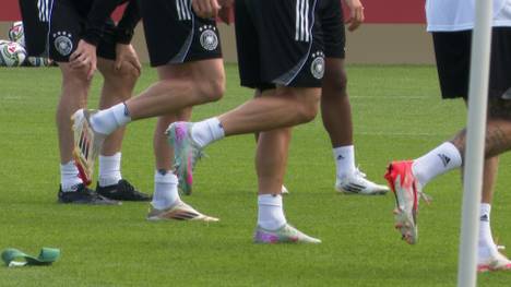 Einige Nationalspieler überraschen im Trainingslager mit umgeklappten Socken. Aberglaube? Ein neuer Modetrend? Oder steckt etwas anderes dahinter?
