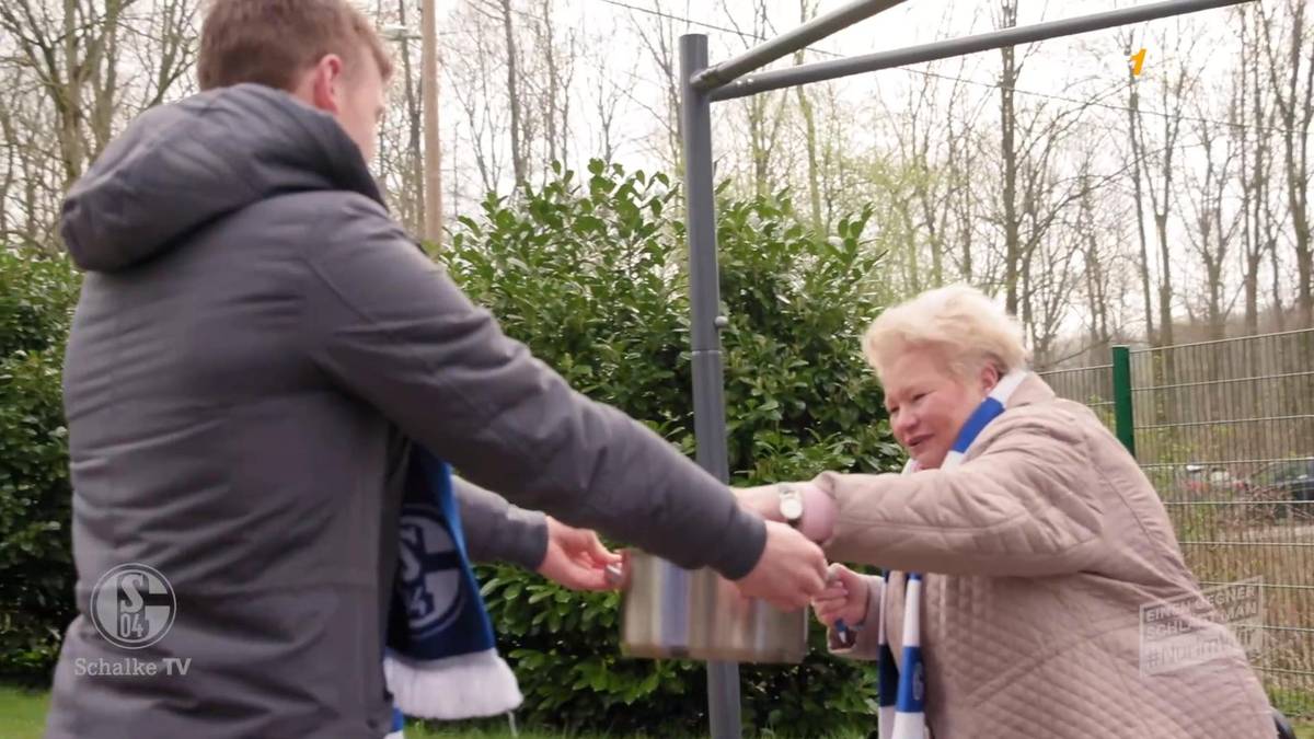 Markus Schubert backt Muffins für ältesten Fanclub von Schalke 04