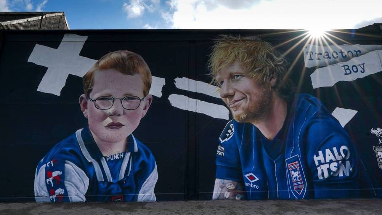 Wandmalerei von Ed Sheeran im eigenen Ipswich Town Trikot