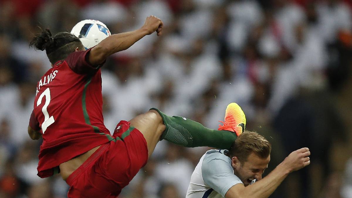In der 35. Minute springt Alves mit vollem Anlauf ab und will den Ball treffen - er erwischt aber nur den englischen Stürmer Harry Kane mit gestrecktem Bein am Kopf