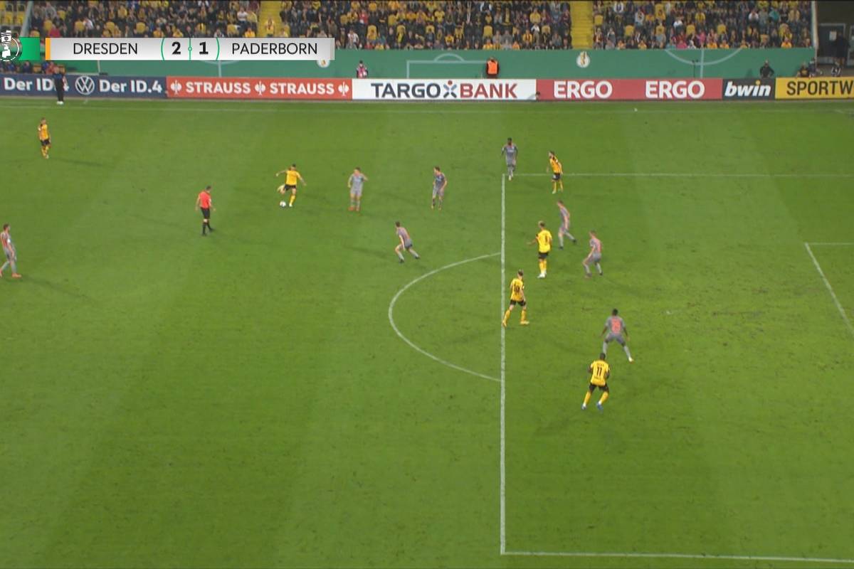 Dynamo Dresden zieht in die 2. Runde des DFB-Pokals ein. Im Duell zweier Zweitligisten fällt die Entscheidung erst in den letzten Minuten.