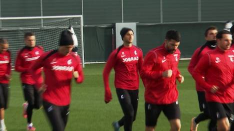 Der SC Freiburg trifft auf Angstgegner Bayern München. Trainer Julian Schuster bereitet sein Team auf das Spiel vor.