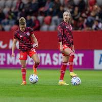 Martina Voss-Tecklenburg hat weiter Hoffnung auf eine WM-Teilnahme der verletzten deutschen Nationalspielerinnen Giulia Gwinn und Linda Dallmann.