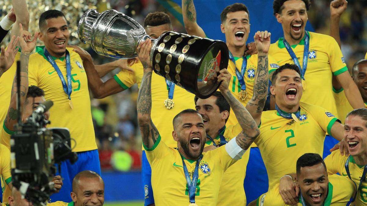 36 Jahre, 40 Titel: Dani Alves hat mit seinem Jubiläumstitel bei der Copa América seinen prall gefüllten Trophäenschrank erweitert