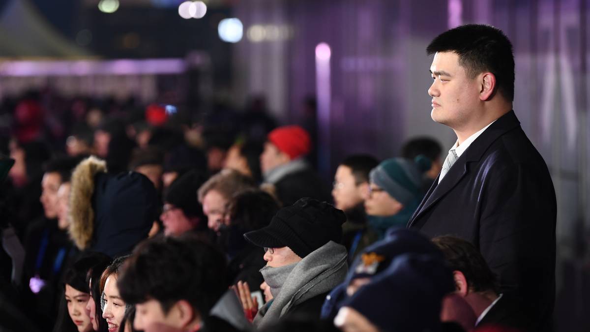 Der frühere Basketball-Star Yao Ming ist aufgrund seiner 2,29 Meter gut zu entdecken. Beim chinesischen Einlauf blickt er aber eher kritisch drein