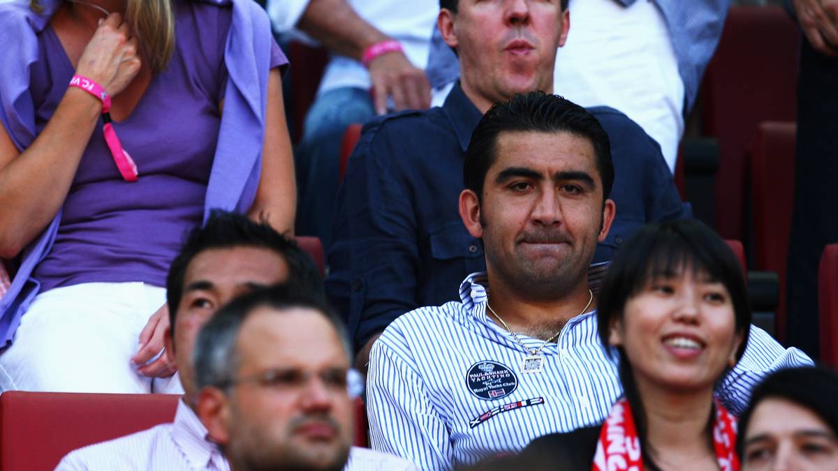 2011 war er gesundheitlich wieder derart hergestellt, dass er als Trainer des türkischen Erstligisten Ankaragücü ein fragwürdiges Lehrstück nonverbaler Konfliktlösung aufführte: Als ein Fan des eigenen Teams den Platz stürmte, streckte ihn Özat mit einem stattlichen rechten Haken nieder und trampelte auf dem Kopf des ausgeknockten Flitzers herum. Die Quittung: sechs Spiele Sperre und die Entlassung