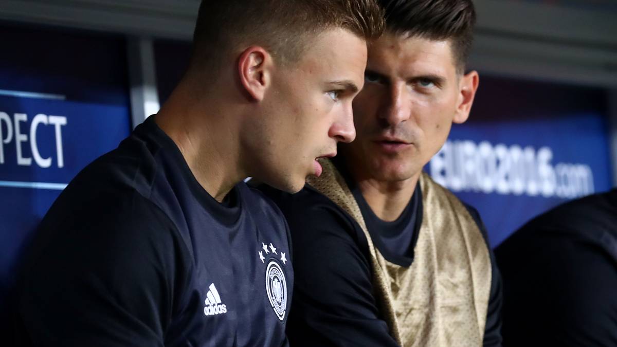 Dort sitzt Kimmich zunächst zwei Mal über 90 Minuten auf der Bank...