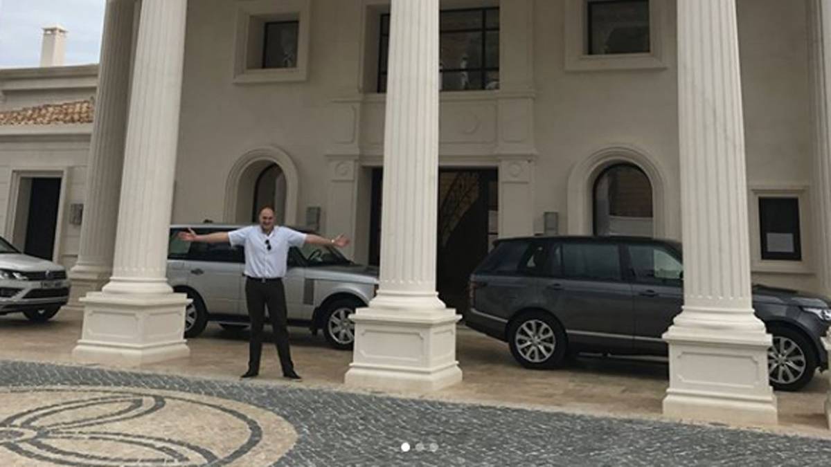 Fury, der einst Wladimir Klitschko bezwang, zeigt sich bei Instagram stolz vor seinem neuen Haus