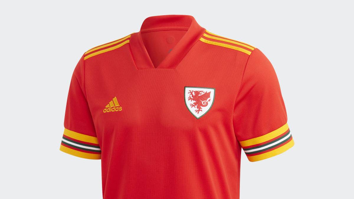 Die Mannschaft aus Wales tritt Zuhause in Rot mit auffälligen Akzenten.
