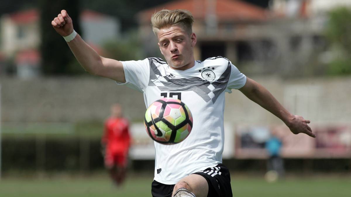 JONAS PFALZ: Der 17-Jährige schaffte bereits im Januar den Sprung von den B- zu den A-Junioren der Gladbacher. Der Techniker auf dem linken Flügel kam bei dieser EM bislang noch nicht zum Einsatz, hat aber großes Potenzial