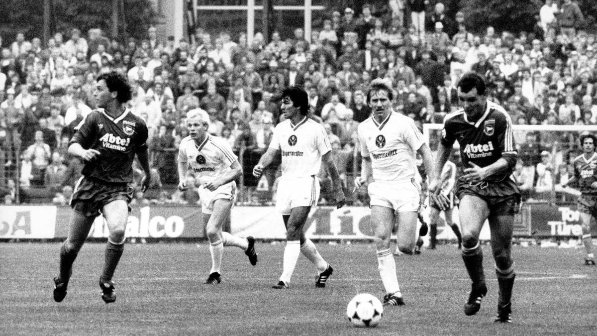 PLATZ 4 - 8 Tore, Bielefeld - Braunschweig (1:7), 1972: Debakel für die Arminia auf der Alm. Nach einer torlosen ersten Halbzeit fängt sich die Arminia satte sieben Tore. Jaro Deppe (46.) und Bernd Gersdorff (47.) überrumpeln Bielefeld nach der Pause, nach 73 Minuten steht es schon 5:0 für Braunschweig. Gersdorff schnürt beim 7:1 einen Dreierpack, Deppe trifft doppelt