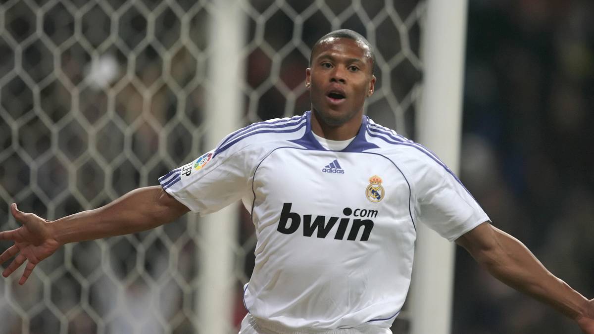 JÚLIO BAPTISTA: Der offensive Mittelfeldspieler ballerte beim FC Sevilla 38 Tore in 63 Spielen, woraufhin er auf Reals Radar landete. 2005 holten ihn die Königlichen für satte 20 Millionen Euro. Nach einer Saison wurde "das Biest" aber im Tausch mit José Antonio Reyes zum FC Arsenal verliehen