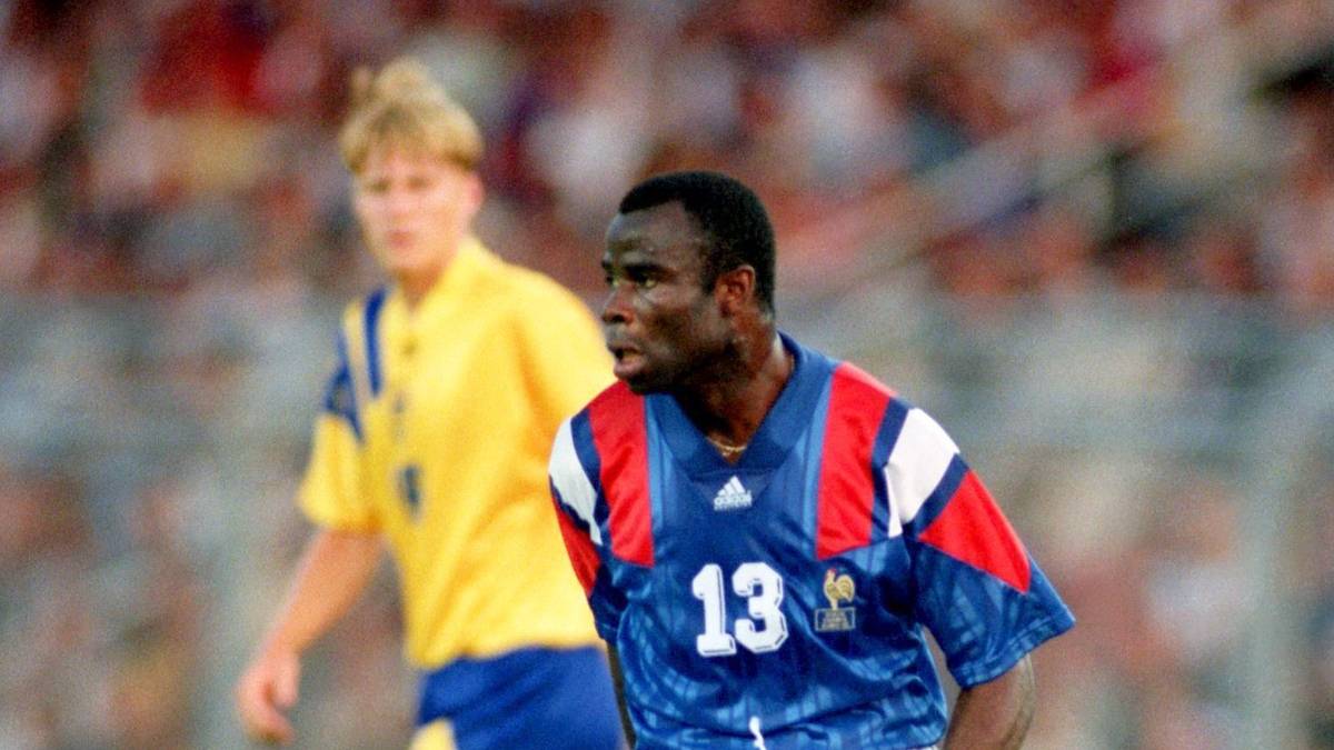 Schweden - Frankreich 1:1 - Obwohl die Favoritenrolle klar an die Franzosen vergeben ist, gehen die Schweden in Führung. Die "Equipe Tricolore" enttäuscht auf ganzer Linie, der eher schmeichelhafte Ausgleich von Jean-Pierre Papin zum 1:1-Endstand kommt daher überraschend