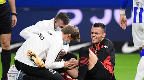 Filip Kostic (r.) verletzte sich im Frankfurter Spiel gegen Hertha BSC