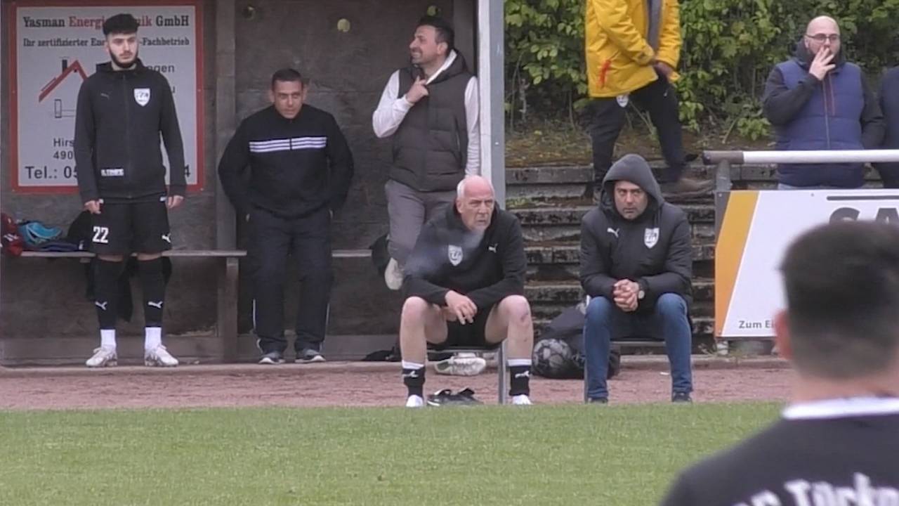Erst Freistoß-Tor, dann Zigarette! Mario Basler mit legendärem Comeback