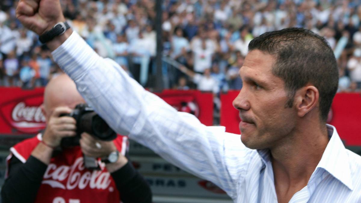 Bereits drei Monate später wird der erst 36-Jährige bei Racing Club Cheftrainer. Die nächsten sechs Jahre sammelt der Argentinier Erfahrung bei verschiedenen Trainerstationen in Argentinien und Italien ...