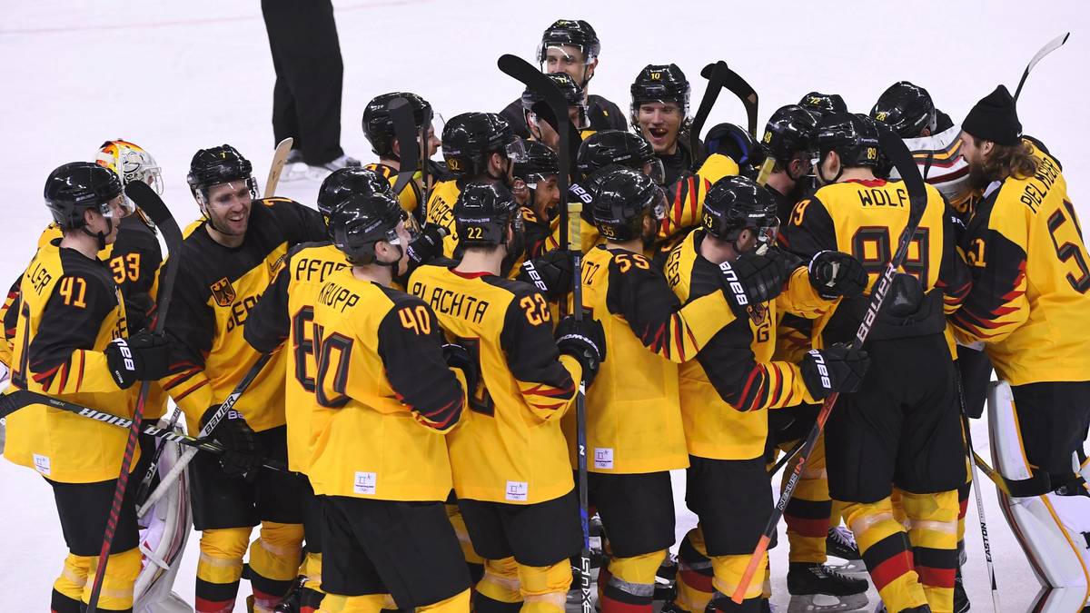 Die Verlängerung muss schließlich die Entscheidung bringen. Und dort behält Seidenberg, der vor seiner Umschulung zum Abwehrspieler lange Zeit Angreifer war, die Nerven. Nach dem Eishockey-Krimi stürzen sich alle auf den 34-Jährigen, der Deutschlands Traum von einer Medaille am Leben hält