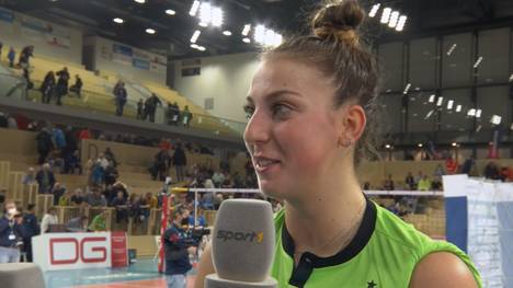 Der USC Münster feiert gegen den VC Wiesbaden den fünften Saisonsieg. Nach dem Spiel schickt Topscorerin Iris Scholten eine kleine Kampfansage an die Konkurrenz und verrät, wie sie Topscorerin der Liga bleiben will.